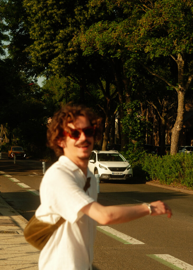 Personne marchant en ville lors d’un reportage photo lifestyle pour particuliers au Mans