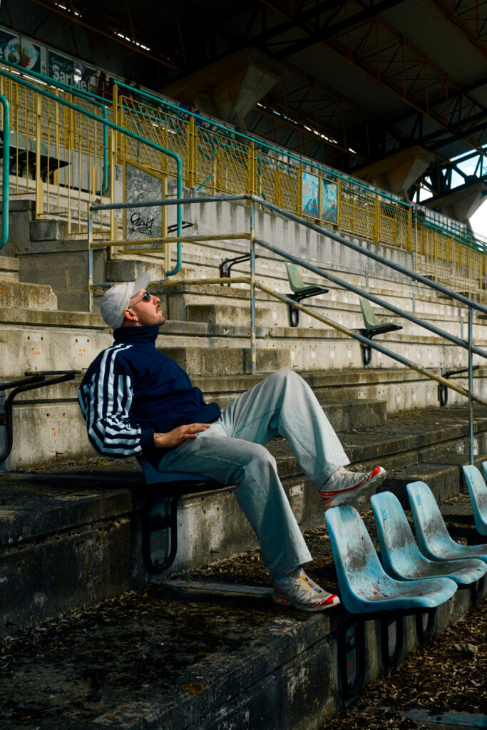 Portrait lifestyle en extérieur réalisé dans des gradins lors d’un reportage photo particulier au Mans